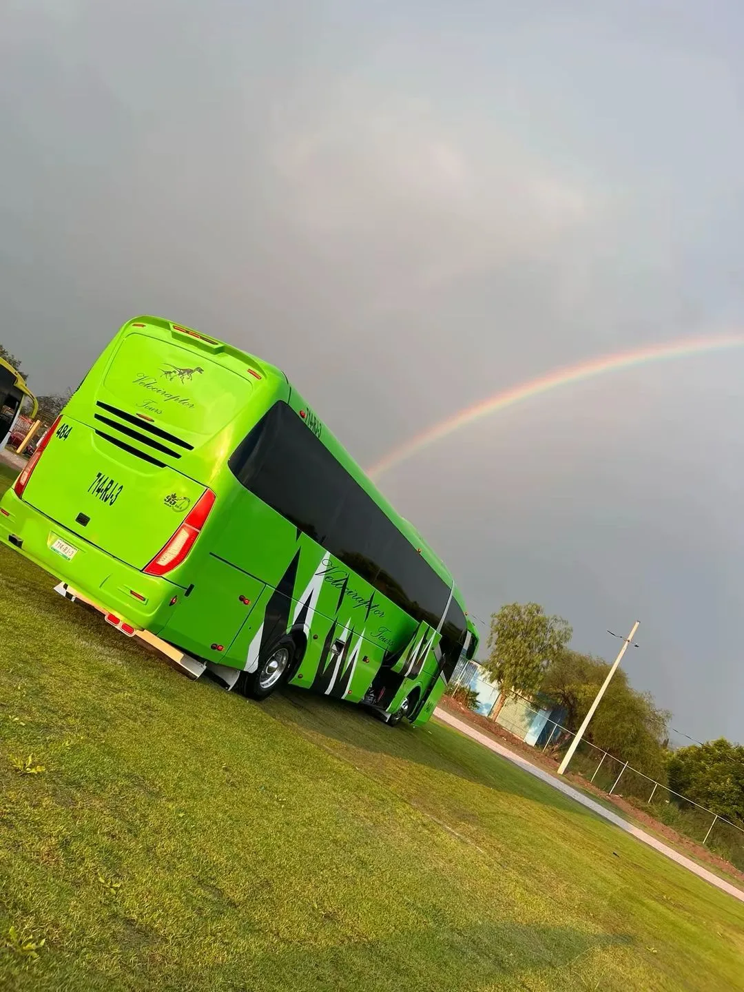 Vista trasera del autobús Irizar i6 verde estacionado sobre el césped