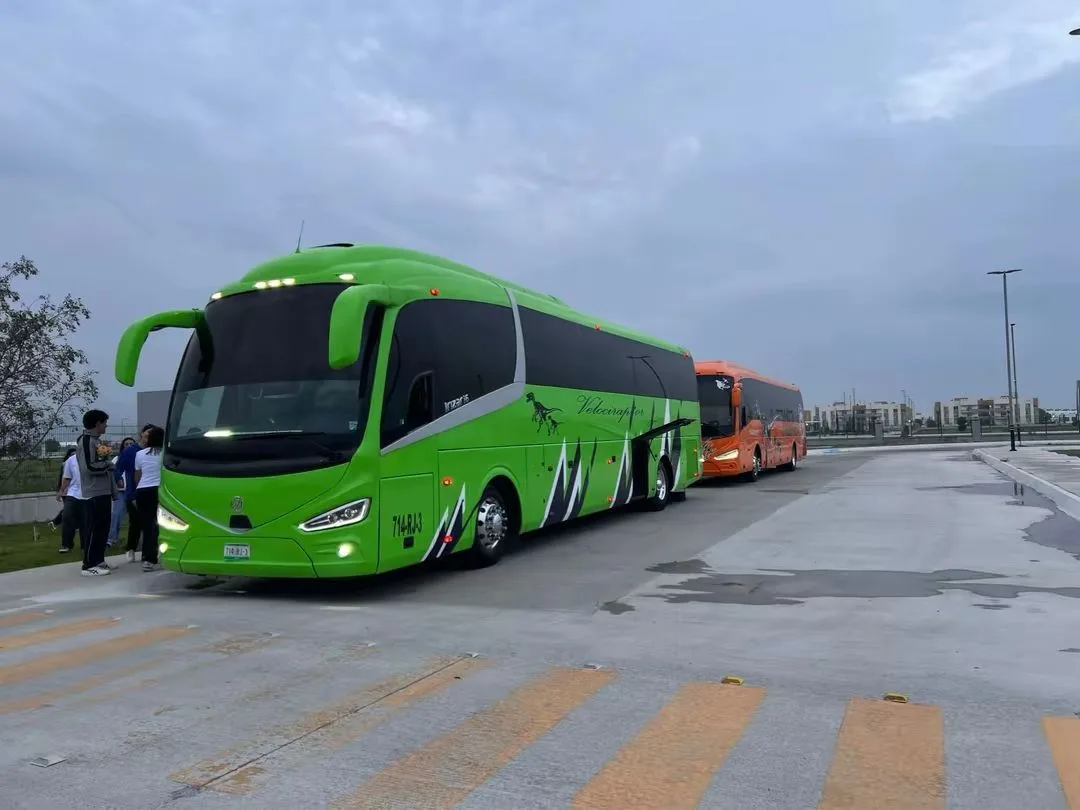 Vista frontal del autobús IRIZAR I6 verde NUM ECO 484