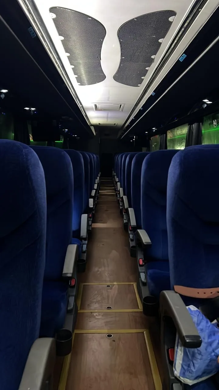 Pasillo central del autobús Irizar i6 entre los asientos de pasajeros