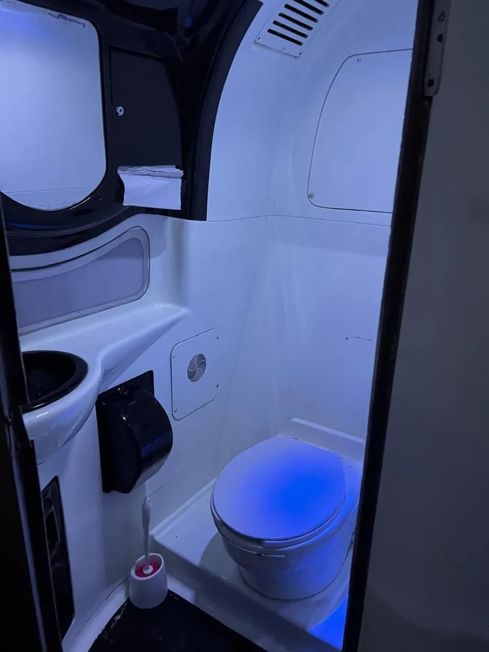 WC del autobús Irizar i6 iluminado con luz azul