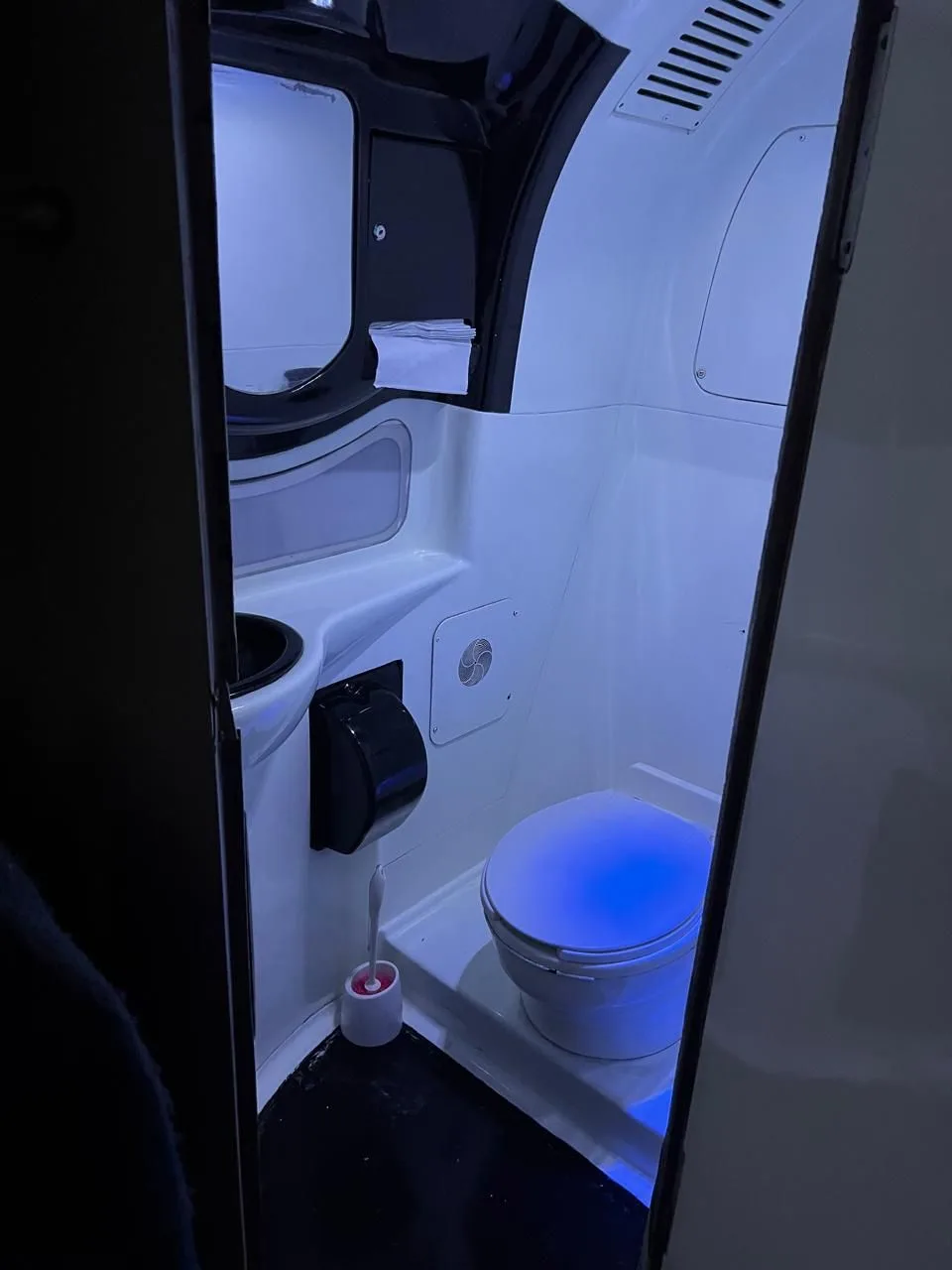 Detalle del WC del autobús Irizar i6 con lavabo y sanitario