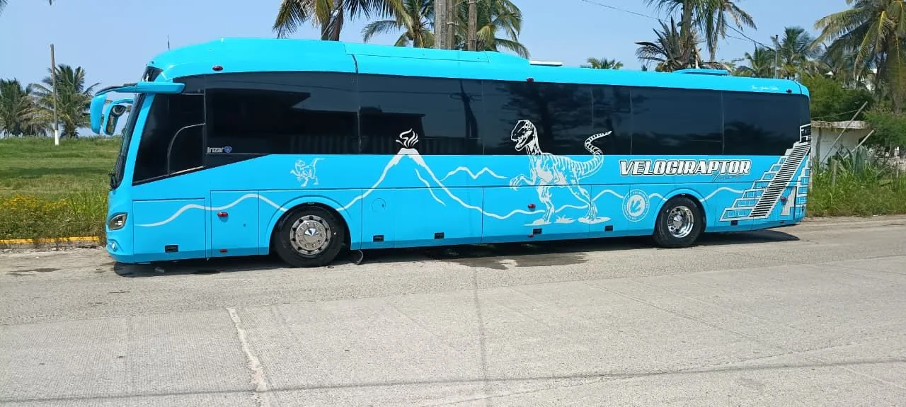 Autobús IRIZAR I5 azul visto de lado en una carretera