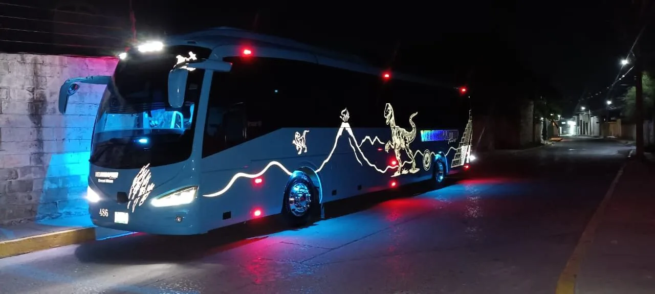 Asientos interiores del autobús IRIZAR I5 azul vistos desde el pasillo
