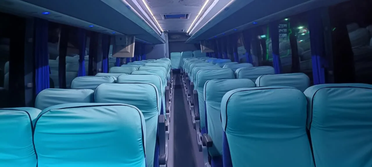 Interior del autobús IRIZAR I5 azul visto desde el pasillo