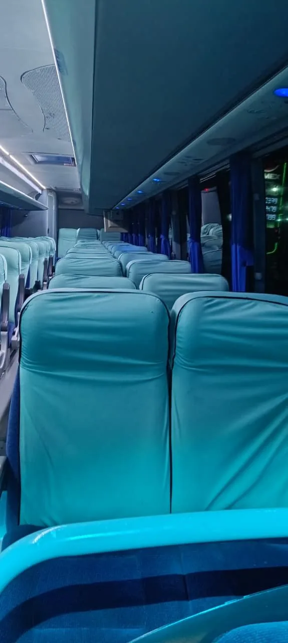 Interior del autobús IRIZAR I5 azul con filas de asientos