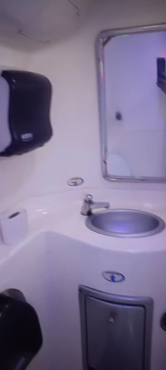 Sanitario del autobús IRIZAR I5 azul con lavabo, espejo y dispensador