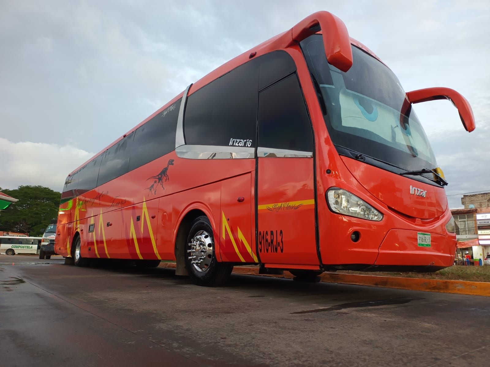 Vista frontal exterior del autobús IRIZAR I6 naranja NUM ECO 483