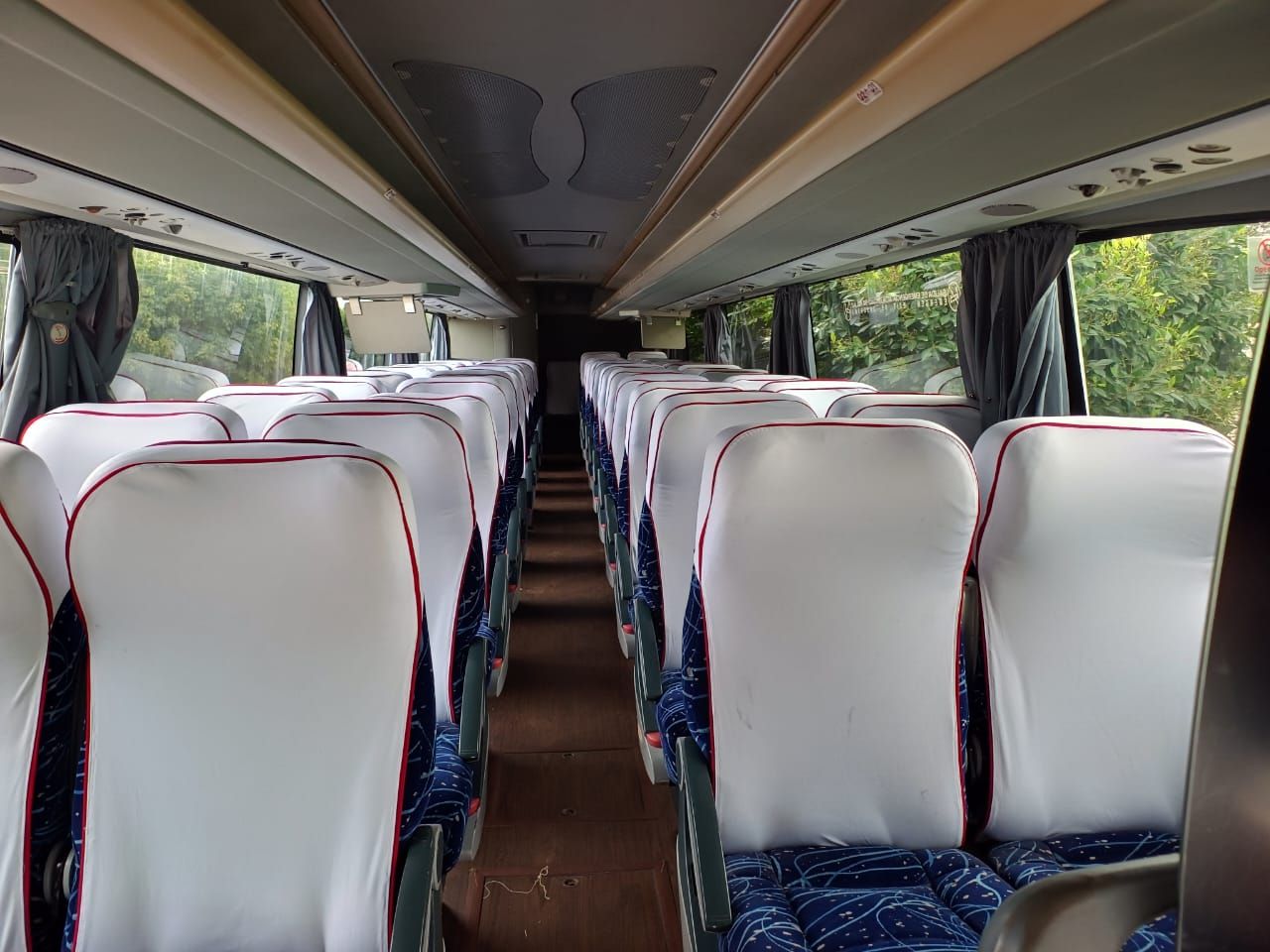 Interior del autobús Irizar i6 naranja con filas de asientos de pasajeros