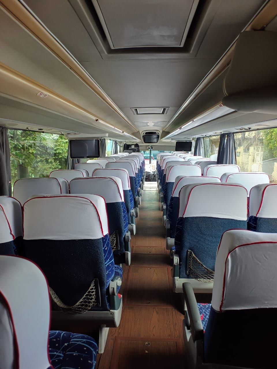 Interior del autobús Irizar i6 naranja visto desde el pasillo