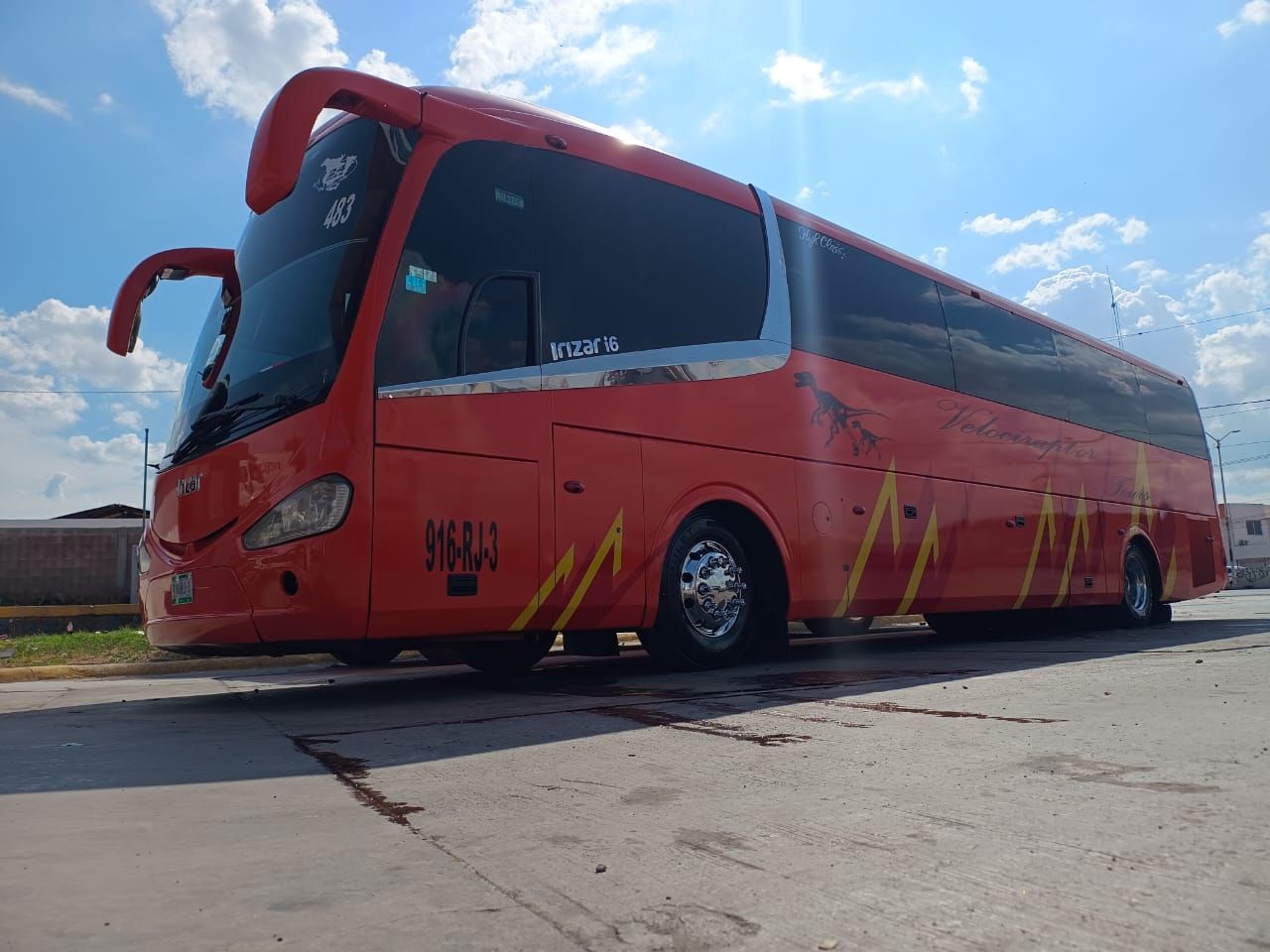 Vista exterior frontal lateral del autobús Irizar i6 naranja