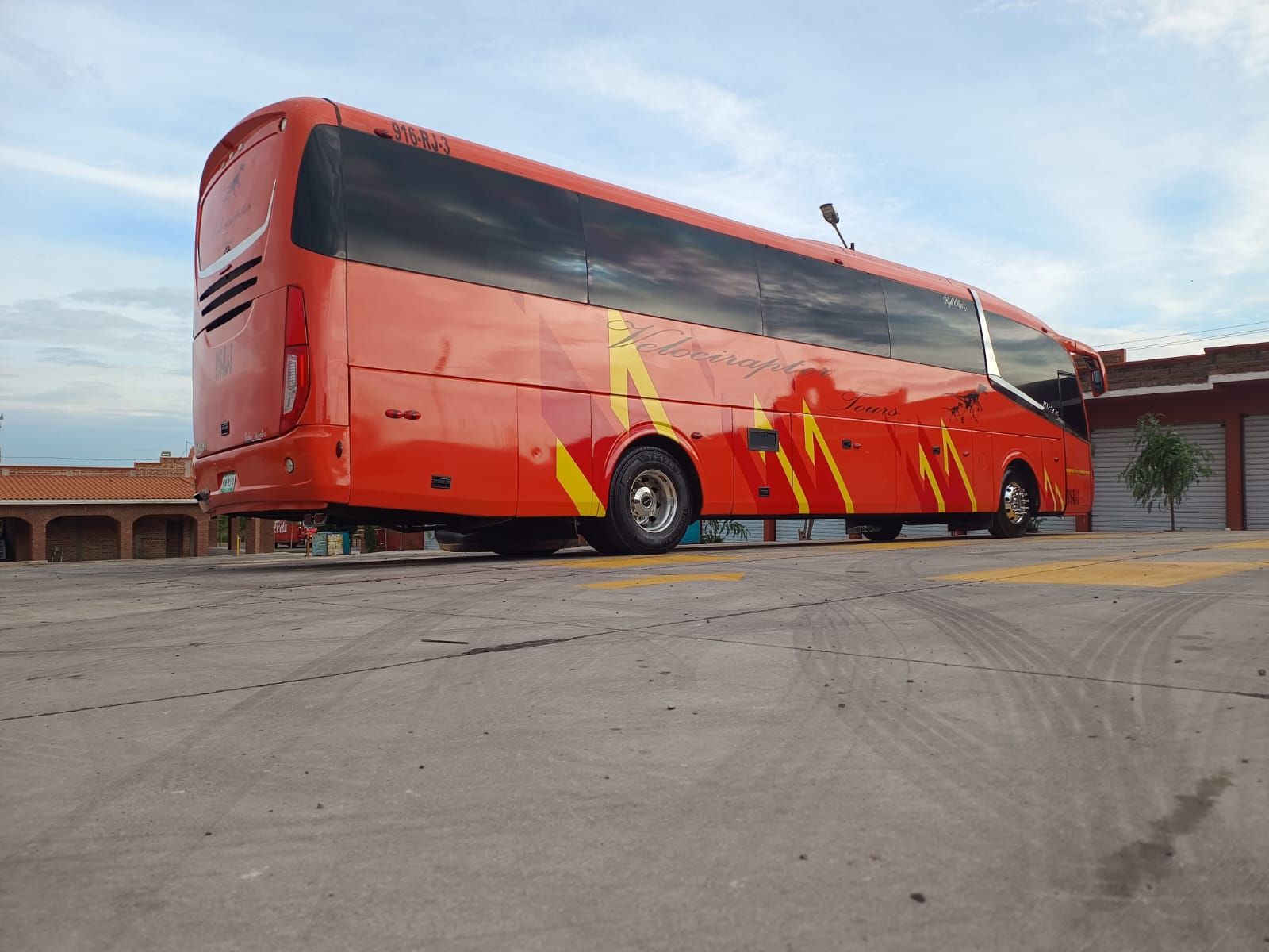 Vista exterior trasera lateral del autobús Irizar i6 naranja